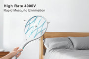 A hand holds a white electric mosquito trap racket with blue grid lines in a bedroom setting. French text at the top reads 'Taux élevé 4000V Élimination Rapide des Moustiques', and a feature icon bar at the bottom lists mites, mosquitoes, fruit flies, and bed bugs.